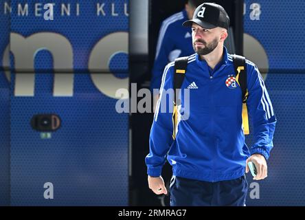 Zagabria, Croazia. 30 agosto 2023. Josip Misic della Dinamo Zagabria è raffigurato mentre lascia l'aeroporto Franjo Tudjman di Zagabria in vista della seconda tappa di UEFA Europa League Play-off contro lo Sparta Praha il 30 agosto 2023 a Zagabria, Croazia. Foto: Marko Lukunic/PIXSELL credito: Pixsell/Alamy Live News Foto Stock