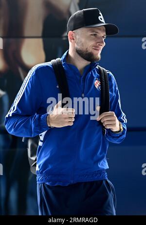 Zagabria, Croazia. 30 agosto 2023. Stefan Ristovski della Dinamo Zagabria è raffigurato mentre lascia l'aeroporto Franjo Tudjman di Zagabria in vista della 2a tappa di UEFA Europa League Play-off contro lo Sparta Praha il 30 agosto 2023 a Zagabria, Croazia. Foto: Marko Lukunic/PIXSELL credito: Pixsell/Alamy Live News Foto Stock