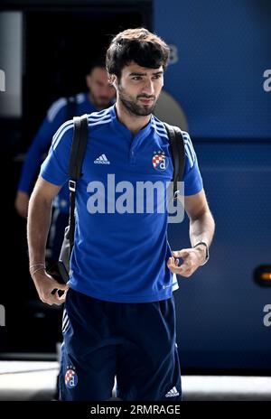 Zagabria, Croazia. 30 agosto 2023. Mahir Emreli della Dinamo Zagabria è raffigurato mentre lascia l'aeroporto Franjo Tudjman di Zagabria in vista della partita di UEFA Europa League Play-off 2nd leg contro lo Sparta Praha il 30 agosto 2023 a Zagabria, Croazia. Foto: Marko Lukunic/PIXSELL credito: Pixsell/Alamy Live News Foto Stock