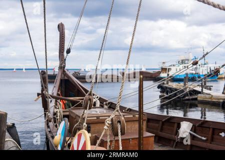 frammento del sartiame di un vecchio veliero di legno da vicino Foto Stock
