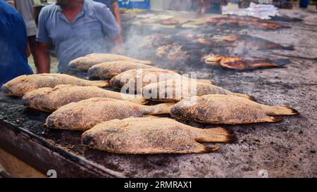Frittura di pesce sulla tostapane Foto Stock