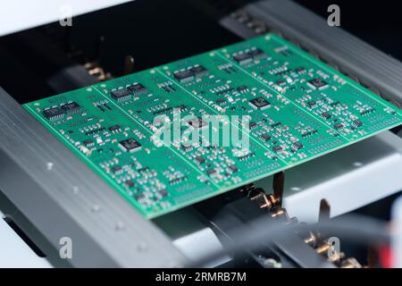 Perm, Russia - 29 giugno 2023: Produzione di PCB sul trasportatore della linea di produzione automatica Foto Stock