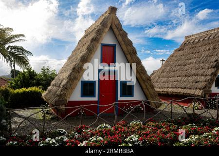 Una tipica Casinha di Madeira a Santana, a nord dell'isola di Madeira, in Portogallo. Usato come un ufficio informazioni turistiche Foto Stock