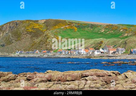 Crovie, piccolo villaggio di pescatori tradizionale scozzese sulla costa nord, che mostra case tradizionali in una giornata limpida e soleggiata. Foto Stock