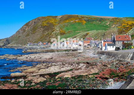 Crovie, piccolo villaggio di pescatori tradizionale scozzese sulla costa nord, che mostra case tradizionali in una giornata limpida e soleggiata. Foto Stock