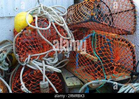 Industria tradizionale della pesca - vasi di granchio e aragosta impilati sul molo a Pennan, Aberdeenshire, Scozia Foto Stock