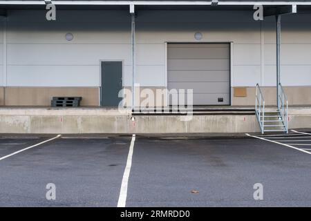 Banchina di carico vuota in un edificio industriale Foto Stock