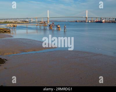 Vista aerea delle distese di fango e del villaggio verde sulle rive del tamigi nel Kent con l'attraversamento di dartford sullo sfondo Foto Stock