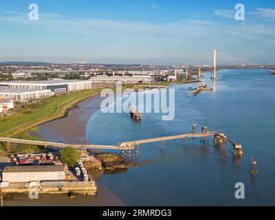 Veduta areale della riva del fiume presso il villaggio di Greenhithe sulle rive del fiume tamigi nel Kent con l'attraversamento di dartford sullo sfondo Foto Stock