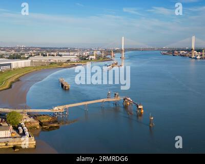 Vista aerea del villaggio di Greenhithe sulle rive del fiume tamigi nel Kent guardando verso l'attraversamento di Dartford Foto Stock