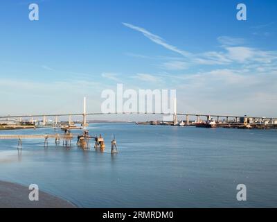 Vista aerea del villaggio di Greenhithe sulle rive del fiume tamigi nel Kent guardando verso l'attraversamento di Dartford Foto Stock