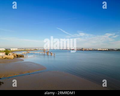 Vista aerea del villaggio di Greenhithe sulle rive del fiume tamigi nel Kent guardando verso l'attraversamento di Dartford Foto Stock