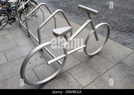 Coruna, Spagna; 29 agosto 2023: Parcheggio biciclette in una città di Coruna Foto Stock