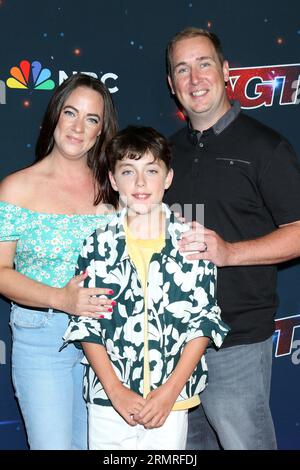 29 agosto 2023, Pasadena, CA, USA: LOS ANGELES - agosto 29: Mamma Emma, Alfie Andrew, papà Andrew al Live Show America's Got Talent Season 18 Red Carpet all'Hotel Dena il 29 agosto 2023 a Pasadena, CA (Credit Image: © Kay Blake/ZUMA Press Wire) SOLO USO EDITORIALE! Non per USO commerciale! Foto Stock