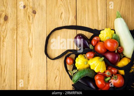 Raccolta autunnale di verdure in un sacchetto a rete. Foto di alta qualità Foto Stock