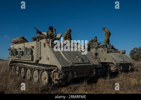 FRONTIERA DI GAZA, luglio 2014 (Xinhua) - i soldati israeliani riposano su veicoli corazzati nel campo nel sud di Israele vicino al confine con Gaza, il decimo giorno dell'operazione bordo protettivo, il 17 luglio 2014. L'esercito israeliano ha lanciato un'offensiva di terra sulla Striscia di Gaza controllata da Hamas giovedì sera, dopo giorni di pesanti bombardamenti, ha detto l'esercito. (Xinhua/li Rui) OPERAZIONE ISRAELE-FRONTIERA DI GAZA-TERRA ALL'INTERNO DI GAZA-LANCIO PUBLICATIONxNOTxINxCHN frontiera di Gaza luglio 2014 i soldati israeliani XINHUA riposano SU VEICOLI corazzati nel campo nel sud di Israele vicino al confine con Gaza IL decimo giorno Foto Stock