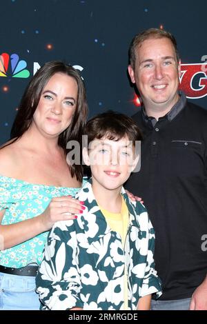 Pasadena, USA. 29 agosto 2023. LOS ANGELES - agosto 29: MOM Emma, Alfie Andrew, Dad Andrew at the America's Got Talent Season 18 Live Show Red Carpet at the Hotel Dena il 29 agosto 2023 a Pasadena, CALIFORNIA (foto di Katrina Jordan/Sipa USA) credito: SIPA USA/Alamy Live News Foto Stock