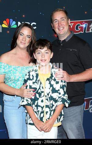 Pasadena, USA. 29 agosto 2023. LOS ANGELES - agosto 29: MOM Emma, Alfie Andrew, Dad Andrew at the America's Got Talent Season 18 Live Show Red Carpet at the Hotel Dena il 29 agosto 2023 a Pasadena, CALIFORNIA (foto di Katrina Jordan/Sipa USA) credito: SIPA USA/Alamy Live News Foto Stock