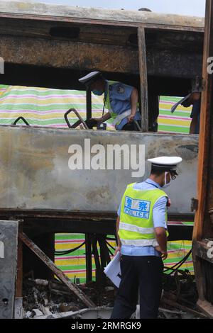 Gli agenti di polizia lavorano sul sito di un incidente stradale su una sezione della Hukun (Shanghai - Kunming) Expressway nella provincia di Hunan, nella Cina centrale, 19 luglio 2014. Almeno 38 persone sono confermate morte e altri cinque feriti dopo che un incidente del veicolo ha innescato un incendio e un'esplosione sull'autostrada sabato mattina presto, ha detto la polizia. (Xinhua)(wf) CHINA-HUNAN-SHAOYANG-VEHICLE COLLISION (CN) PUBLICATIONxNOTxINxCHN agenti di polizia lavorano sul luogo di un incidente stradale IN una sezione della Hukun Shanghai alla Kunming Expressway nella provincia di Hunan della Cina centrale 19 luglio 2014 almeno 38 celebrità sono c Foto Stock