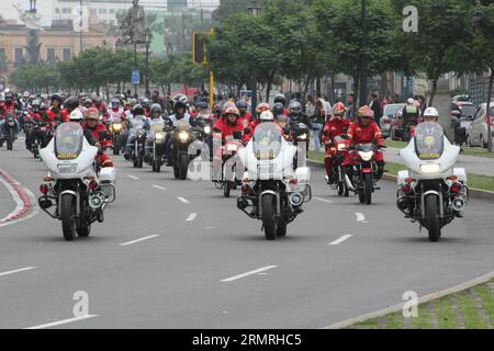 I membri della polizia sorvegliano la Patriotic Motorcycle Parade 2014 nella città di Lima, capitale del Perù, il 20 luglio 2014. I motociclisti hanno preso parte alla Patriotic Motorcycle Parade 2014, indossando giubbotti bianchi e rossi per creare una bandiera nazionale più grande, secondo la stampa locale. (Xinhua/Luis Camacho) (da) (fnc) PERÙ-LIMA-SOCIETY-PARADE PUBLICATIONxNOTxINxCHN membri della Guardia di polizia la Patriottica Motorcycle Parade 2014 a Lima capitale del Perù IL 20 luglio 2014 motociclisti hanno partecipato alla Patriotic Motorcycle Parade 2014 indossando giubbotti bianchi e rossi per creare una bandiera nazionale più grande secondo quanto riportato Foto Stock