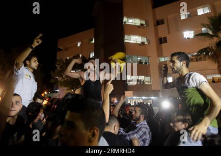 I palestinesi cantano slogan mentre celebrano nella città di Gaza il 20 luglio 2014. Un portavoce di Hamas ha detto domenica che il gruppo ha catturato un soldato sionista, rilasciando una foto con il suo nome e il suo numero di identificazione militare. (Xinhua/Wissam Nassar) (cy) MIDEAST-GAZA-CELEBRATION PUBLICATIONxNOTxINxCHN PALESTINIANS Chant slogan mentre celebrano a Gaza City 20 luglio 2014 un portavoce di Hamas ha detto domenica Thatcher che il gruppo ha catturato un soldato sionista che ha rilasciato una foto con il suo nome e numero di identificazione militare XINHUA Wissam Nassar Cy Mideast Gaza Celebration Foto Stock