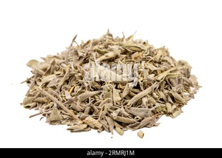 Foglie di salvia secca. Salvia essiccata o foglie di salvia isolate su sfondo bianco. erboristeria Foto Stock