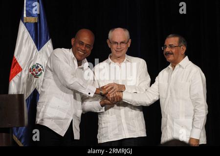 (140722) - PUNTA CANA, 22 luglio 2014 (Xinhua) -- il Presidente del Consiglio europeo Herman Van Rompuy (C), il Presidente della Repubblica Dominicana Danilo Medina (R) e il Presidente di Haiti Michel Martelly si stringono la mano dopo aver partecipato a una conferenza stampa dopo una riunione trilaterale, nella città di Punta Cana, Repubblica Dominicana, il 22 luglio 2014. I leader della Repubblica Dominicana e di Haiti si sono incontrati a Punta Cana con il presidente del Consiglio europeo Herman Van Rompuy, che ha partecipato alla riunione per sostenere gli accordi bilaterali tra i governi haitiano e dominicano, secondo la stampa locale. (Xinhua/Roberto Guzman) (jg) (ah) DOMIN Foto Stock