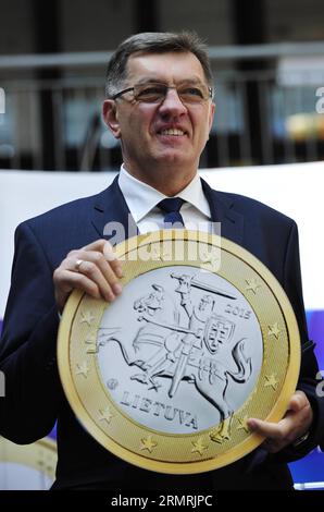 (140723) -- BRUXELLES, 23 luglio 2014 (Xinhua) -- il primo ministro lituano Algirdas Butkevicius detiene un modello di moneta da un euro con versione lituana quando partecipa a una cerimonia che celebra l'adesione della Lituania alla zona euro dopo l'approvazione formale da parte di una riunione presso la sede centrale dell'UE a Bruxelles, capitale del Belgio, il 23 luglio 2014. La Lituania adotterà l'euro il 1° gennaio 2015 e diventerà il diciannovesimo membro della zona euro su 28 paesi dell'Unione europea. (Xinhua/Ye Pingfan) BELGIO-BRUXELLES-LITUANIA-EURO-CERIMONIA PUBLICATIONxNOTxINxCHN Bruxelles 23 luglio 2014 XINHUA Lituania prime Foto Stock