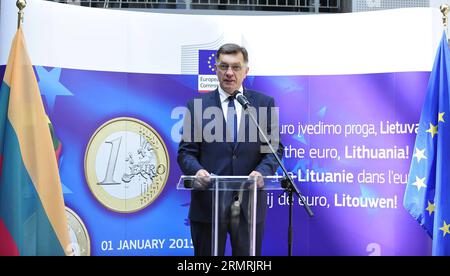 (140723) -- BRUXELLES, 23 luglio 2014 (Xinhua) -- il primo ministro lituano Algirdas Butkevicius celebra l'adesione della Lituania alla zona euro dopo l'approvazione formale di una riunione presso la sede centrale dell'UE a Bruxelles, capitale del Belgio, il 23 luglio 2014. La Lituania adotterà l'euro il 1° gennaio 2015 e diventerà il diciannovesimo membro della zona euro su 28 paesi dell'Unione europea. (Xinhua/Ye Pingfan) BELGIO-BRUXELLES-LITUANIA-EURO-CERIMONIA PUBLICATIONxNOTxINxCHN Bruxelles 23 luglio 2014 XINHUA i primi ministri lituani Algirdas si rivolge a una cerimonia che celebra il Jo Foto Stock