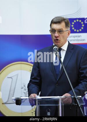 (140723) -- BRUXELLES, 23 luglio 2014 (Xinhua) -- il primo ministro lituano Algirdas Butkevicius celebra l'adesione della Lituania alla zona euro dopo l'approvazione formale di una riunione presso la sede centrale dell'UE a Bruxelles, capitale del Belgio, il 23 luglio 2014. La Lituania adotterà l'euro il 1° gennaio 2015 e diventerà il diciannovesimo membro della zona euro su 28 paesi dell'Unione europea. (Xinhua/Ye Pingfan) BELGIO-BRUXELLES-LITUANIA-EURO-CERIMONIA PUBLICATIONxNOTxINxCHN Bruxelles 23 luglio 2014 XINHUA i primi ministri lituani Algirdas si rivolge a una cerimonia che celebra il Jo Foto Stock