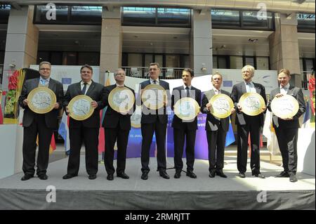 (140723) -- BRUXELLES, 23 luglio 2014 (Xinhua) -- il primo ministro lituano Algirdas Butkevicius (4th L) e i funzionari dell'UE detengono modelli di moneta da un euro con versione lituana quando partecipano a una cerimonia che celebra l'adesione della Lituania alla zona euro dopo l'approvazione formale da parte di una riunione presso la sede centrale dell'UE a Bruxelles, capitale del Belgio, il 23 luglio 2014. La Lituania adotterà l'euro il 1° gennaio 2015 e diventerà il diciannovesimo membro della zona euro su 28 paesi dell'Unione europea. (Xinhua/Ye Pingfan) BELGIO-BRUXELLES-LITUANIA-EURO-CERIMONIA PUBLICATIONxNOTxINxCHN Bruxelles 23 luglio 2014 Foto Stock