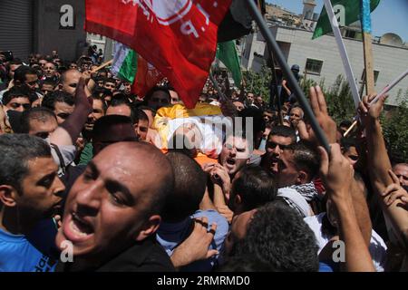 (140726) -- HEBRON, 26 luglio 2014 (Xinhua) -- i luttuosi trasportano il corpo del 26enne Eid palestinese Rabah Fdilat, che i medici hanno detto sia stato ucciso durante gli scontri con le truppe israeliane venerdì, durante i suoi funerali nel campo profughi di Arroub, a nord della città di Hebron, il 26 luglio 2014. I medici hanno detto che otto palestinesi sono stati uccisi negli scontri nei pressi delle città di Nablus ed Hebron in Cisgiordania venerdì, dopo le proteste contro l'operazione militare israeliana nella Striscia di Gaza. (Xinhua/Mamoun Wazwaz) MIDEAST-HEBRON-FUNERALE PUBLICATIONxNOTxINxCHN Hebron luglio 26 2014 XINHUA Morne Carry the Body of 26 Year Old Foto Stock