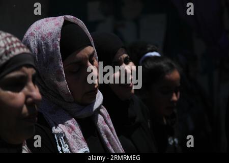 (140726) -- HEBRON, 26 luglio 2014 (Xinhua) -- i parenti del 26enne Eid palestinese Rabah Fdilat, che i medici hanno dichiarato essere stati uccisi durante gli scontri con le truppe israeliane venerdì, piangono durante i suoi funerali nel campo profughi di Arroub, a nord della città di Hebron, il 26 luglio 2014. I medici hanno detto che otto palestinesi sono stati uccisi negli scontri nei pressi delle città di Nablus ed Hebron in Cisgiordania venerdì, dopo le proteste contro l'operazione militare israeliana nella Striscia di Gaza. (Xinhua/Mamoun Wazwaz) MIDEAST-HEBRON-FUNERALE PUBLICATIONxNOTxINxCHN Hebron luglio 26 2014 XINHUA parenti di 26 anni di giuramento PALESTINESE R Foto Stock