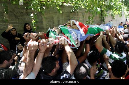 (140726) -- NABLUS, 26 luglio 2014 (Xinhua) -- i palestinesi trasportano i corpi di Tayyeb Shehada, 21 anni, e Mohammed Odeh, 22 anni, che i medici hanno detto siano stati uccisi durante gli scontri con le truppe israeliane venerdì, durante i loro funerali nella città di Hawara vicino a Nablus, 26 luglio 2014. I medici hanno detto che otto palestinesi sono stati uccisi negli scontri nei pressi delle città di Nablus ed Hebron in Cisgiordania venerdì, dopo le proteste contro l'operazione militare israeliana nella Striscia di Gaza. (Xinhua/Ayman Nobani) MIDEAST-NABLUS-FUNERALE PUBLICATIONxNOTxINxCHN Nablus luglio 26 2014 I PALESTINESI DI XINHUA portano i corpi di Shehada 2 Foto Stock