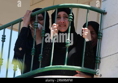 (140726) -- NABLUS, 26 luglio 2014 (Xinhua) -- parenti dei due palestinesi, Tayyeb Shehada, 21 anni, e Mohammed Odeh, 22 anni, che i medici hanno detto sono stati uccisi durante gli scontri con le truppe israeliane venerdì, piangono durante i loro funerali nella città di Hawara vicino Nablus, 26 luglio 2014. I medici hanno detto che otto palestinesi sono stati uccisi negli scontri nei pressi delle città di Nablus ed Hebron in Cisgiordania venerdì, dopo le proteste contro l'operazione militare israeliana nella Striscia di Gaza. (Xinhua/Ayman Nobani) MIDEAST-NABLUS-FUNERALE PUBLICATIONxNOTxINxCHN Nablus luglio 26 2014 XINHUA parenti dei due PALESTINESI Foto Stock