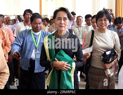 (140730) -- NAY PYI TAW, 30 luglio 2014 (Xinhua) -- Aung San Suu Kyi (C), leader della Lega nazionale per la democrazia del Myanmar (NLD), arriva a partecipare alla decima sessione regolare del Parlamento dell'Unione a Nay Pyi Taw, Myanmar, il 30 luglio 2014. La camera dei rappresentanti del Myanmar (camera bassa) martedì ha accettato all'unanimità di formare una commissione per rivedere una proposta di adozione del sistema elettorale della rappresentanza proporzionale (PR) o per scoprire se esiste un altro sistema che meglio si adatta al Myanmar nelle sue elezioni parlamentari. (Xinhua/U Aung)(zhf) MYANMAR-NAY PYI TAW-sistema ELETTORALE PER IL PARLAMENTO Foto Stock