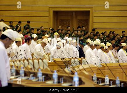 (140730) -- NAY PYI TAW, 30 luglio 2014 (Xinhua) -- i rappresentanti partecipano alla decima sessione regolare del Parlamento dell'Unione a Nay Pyi Taw, Myanmar, il 30 luglio 2014. La camera dei rappresentanti del Myanmar (camera bassa) martedì ha accettato all'unanimità di formare una commissione per rivedere una proposta di adozione del sistema elettorale della rappresentanza proporzionale (PR) o per scoprire se esiste un altro sistema che meglio si adatta al Myanmar nelle sue elezioni parlamentari. (Xinhua/U Aung)(zhf) MYANMAR-NAY PYI TAW-PARLAMENTO-SISTEMA ELETTORALE PUBLICATIONxNOTxINxCHN Nay Pyi Taw luglio 30 2014 XINHUA Rappresentativ Foto Stock