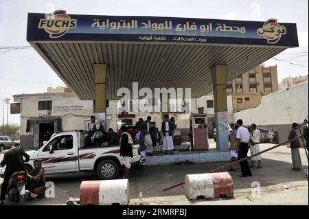 (140730) -- SANAA, 30 luglio 2014 -- gli yemeniti riempiono le loro auto con benzina in una stazione di servizio a Sanaa, Yemen, il 30 luglio 2014. Il governo yemenita aumentò il prezzo della benzina da 125 riyal yemeniti (0,58 dollari USA) a 200 riyal per litro e sbarcò da 100 riyal a 195 riyal mercoledì, cosa che ha scatenato proteste di massa nella capitale Sanaa. I manifestanti arrabbiati bruciarono pneumatici e tagliarono molte strade a Sanaa. Il governo ha schierato più soldati per mantenere la sicurezza nella capitale. ) (Dzl) YEMEN-SANAA-BENZINA PREZZO-PROTESTA MohammedxMohammed PUBLICATIONxNOTxINxCHN Sanaa luglio 30 2014 Yemenis FI Foto Stock