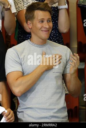 Lo sceneggiatore vincitore di Oscar Dustin Lance Black fa il tifo per Tom Daley d'Inghilterra durante la finale di immersione sincronizzata 10M della piattaforma maschile il giorno 9 dei Giochi del Commonwealth di Glasgow 2014 al Royal Commonwealth Pool di Edimburgo, Regno Unito, il 1 agosto 2014. Tom Daley e James Denny d'Inghilterra hanno preso l'argento con 399,36 punti. ) (SP)BRITAIN-EDINBURGH-COMMONWEALTH GAMES-DAY 9-DIVING WangxLili PUBLICATIONxNOTxINxCHN sceneggiatore vincitore dell'Oscar Dustin Lance Black Cheers for Tom Daley of England durante la Men S 10m Platform Final of Diving IL giorno 9 dei Glasgow 2014 Commonwealth Games PRESSO Royal Co Foto Stock