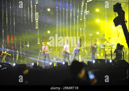 Il cantante Wang Feng (4th L) e la sua band si esibiscono al suo concerto solista a Pechino, capitale della Cina, 2 agosto 2014. ) (lfj) CHINA-BEIJING-WANG FENG-SOLO CONCERT (CN) XiaoxXiao PUBLICATIONxNOTxINxCHN Singer Wang Feng 4th l e His Tie Perform AL suo solo Concert a Pechino capitale della Cina 2 agosto 2014 China Beijing Wang Feng solo Concert CN PUBLICATIONxNOTxINxCHN Foto Stock