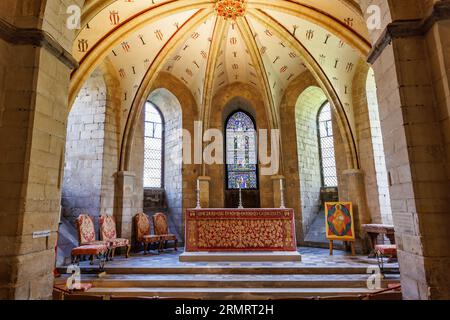 Canterbury, Regno Unito - 20 maggio 2023: La cappella e l'altare nella cripta della cattedrale di Canterbury, costruita nel 1100, si trovano sotto il coro. La cattedrale, nel Kent, è una Foto Stock