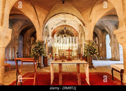 Canterbury, Regno Unito - 20 maggio 2023: L'altare della cripta della cattedrale di Canterbury, costruito nel 1100, si trova sotto il coro. La cattedrale di Canterbury, nel Kent, è una di queste Foto Stock