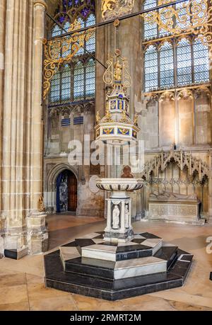Canterbury, Regno Unito - 20 maggio 2023: Fonte battesimale all'interno della cattedrale di Canterbury, Kent. Una delle più antiche e famose chiese cristiane del Regno Unito. Il suo Arcivescovo i Foto Stock
