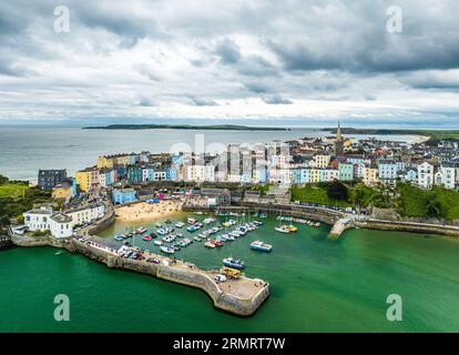 Vista della città sul porto e sul porticciolo da un drone, Tenby, Pembrokeshire, Galles, Inghilterra, Europa Foto Stock