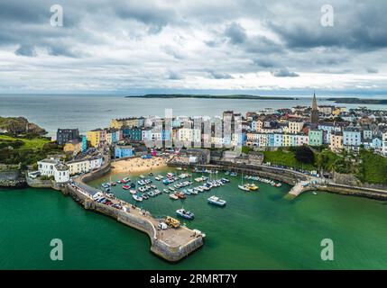 Vista della città sul porto e sul porticciolo da un drone, Tenby, Pembrokeshire, Galles, Inghilterra, Europa Foto Stock