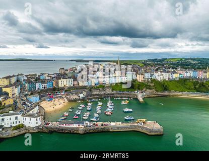 Vista della città sul porto e sul porticciolo da un drone, Tenby, Pembrokeshire, Galles, Inghilterra, Europa Foto Stock