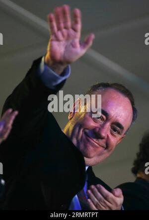 Alex Salmond, primo ministro della Scozia, onda nella tribuna reale durante la cerimonia di chiusura dei Giochi del Commonwealth di Glasgow 2014 all'Hampden Park di Glasgow, Regno Unito, il 3 agosto 2014. (SP)UK-GLASGOW-COMMONWEALTH GAMES-CLOSING CEREMONY WangxLili PUBLICATIONxNOTxINxCHN Alex Salmond primo ministro di Scozia Waves in the Royal Box durante la cerimonia di CHIUSURA dei Giochi del Commonwealth di Glasgow 2014 all'Hampden Park di Glasgow Regno Unito IL 3 agosto 2014 SP UK Glasgow Commonwealth Games CLOSING Ceremony PUBLICATIONxNOTxINxCHN Foto Stock