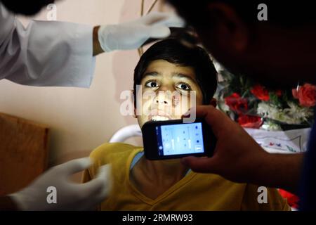 (140804) -- CAIRO, 04 agosto 2014 -- IL ragazzo palestinese Samer Galal, 12 anni, riceve cure mediche in un ospedale del Cairo, Egitto, 4 agosto 2014. L'Egitto ha aperto il suo valico di frontiera con la Striscia di Gaza dal mese scorso per ricevere i palestinesi feriti negli attacchi israeliani. ) (lmz) EGITTO-CAIRO-PALESTINESI AhmedxGomaa PUBLICATIONxNOTxINxCHN Cairo 04 ago 2014 il ragazzo PALESTINESE Samer 12 riceve cure mediche IN un ospedale del Cairo Egitto 4 agosto 2014 l'Egitto ha aperto il suo attraversamento di confine con la Striscia di Gaza dal mese di caricamento per ricevere I PALESTINESI feriti negli attacchi israeliani Egitto Cairo PALESTINESI PUBLICAT Foto Stock