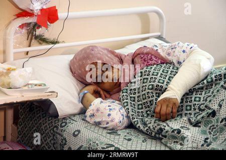 (140804) -- CAIRO, 4 agosto 2014 -- donna palestinese Elham Atwan, 28, riceve cure mediche in un ospedale del Cairo, Egitto, 4 agosto 2014. L'Egitto ha aperto il suo valico di frontiera con la Striscia di Gaza dal mese scorso per ricevere i palestinesi feriti negli attacchi israeliani. ) (lmz) EGITTO-CAIRO-PALESTINESI AhmedxGomaa PUBLICATIONxNOTxINxCHN Cairo 4 agosto 2014 donna PALESTINESE Elham 28 riceve cure mediche IN un ospedale del Cairo Egitto 4 agosto 2014 l'Egitto ha aperto il suo attraversamento di confine con la Striscia di Gaza dal mese di carico per ricevere I PALESTINESI feriti negli attacchi israeliani Egitto Cairo PALESTINESI PUBBLICO Foto Stock