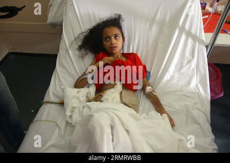 (140804) -- CAIRO, 4 agosto 2014 -- la ragazza palestinese Aya Wahdan, 8 anni, riceve cure mediche in un ospedale del Cairo, Egitto, 4 agosto 2014. L'Egitto ha aperto il suo valico di frontiera con la Striscia di Gaza dal mese scorso per ricevere i palestinesi feriti negli attacchi israeliani. ) (lmz) EGITTO-CAIRO-PALESTINESI AhmedxGomaa PUBLICATIONxNOTxINxCHN Cairo 4 agosto 2014 la ragazza PALESTINESE Aya 8 riceve cure mediche IN un ospedale del Cairo Egitto 4 agosto 2014 l'Egitto ha aperto il suo attraversamento di confine con la Striscia di Gaza dal mese di caricamento per ricevere I PALESTINESI feriti negli attacchi israeliani Egitto Cairo PALESTINESI PUBLICATIONxN Foto Stock